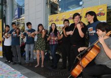 Sonidos de la Tierra promociona rifa con mini conciertos callejeros